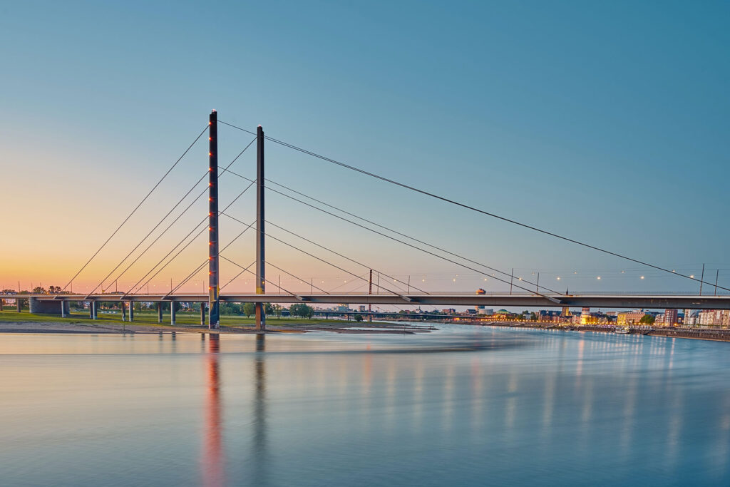 Praxis-Orthopädie-in-Düsseldorf- Brücke über einen Fluss